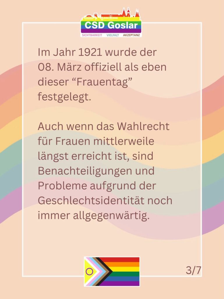 Slide 3 von 7. Text: „Im Jahr 1921 wurde der 08. März offiziell als eben dieser ‚Frauentag‘ festgelegt. Auch wenn das Wahlrecht für Frauen mittlerweile längst erreicht ist, sind Benachteiligungen und Probleme aufgrund der Geschlechtsidentität noch immer allgegenwärtig.“